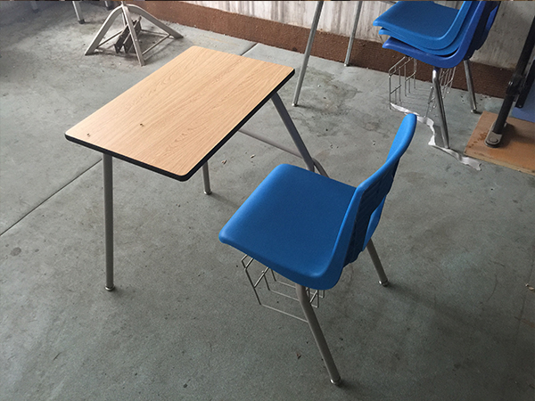 出口學生課桌椅