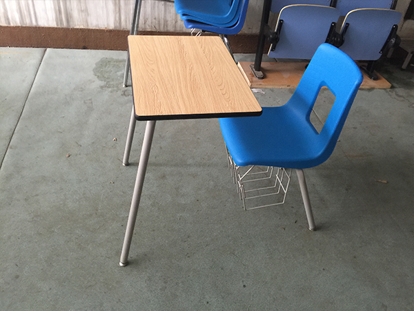 出口學生課桌椅